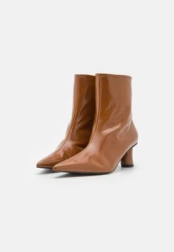 Pointed Curvy Boots - Classic Ankle Boots - Brown -Stride Shop 151f45802e64467f97e9d9c715cd6d9d