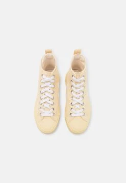 Veja Wata - High-Top Trainers -Stride Shop 19a1b70ce4ce48e99df2e0ee54a69ba5