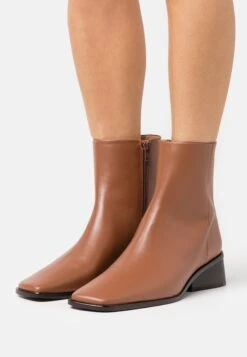 Rejina Pyo Rise Boot - Classic Ankle Boots - Brown