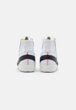 Nike Sportswear Blazer Mid '77 Jumbo Unisex - High-Top Trainers - White/Black/Sail/Team Orange -Stride Shop 1fac999507a84688a2299c8ca0af11bd