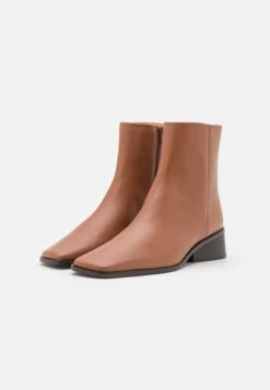 Rejina Pyo Rise Boot - Classic Ankle Boots - Brown -Stride Shop 33dc6d518a0d4057b242f4107b03efd5