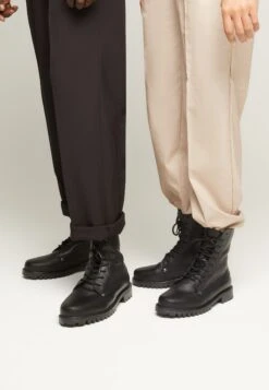 Bokina Unisex - Lace-Up Ankle Boots - Black