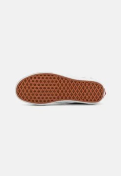 Vans Classic Slip On - Trainers -Stride Shop 3e44a7718b6d44e385c059fa43fe03e0