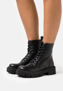 Bullboxer Lace-Up Ankle Boots - Lace-Up Ankle Boots