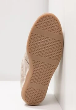 Pavement Vibe - Ankle Boots - Beige -Stride Shop 45924f583422474e8912df70850ac72e