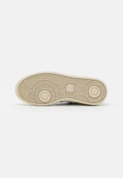 Veja V 12 - Trainers - Extra White/Paros -Stride Shop 4bdd2b0e0fc4420e84f6397d7bb64111