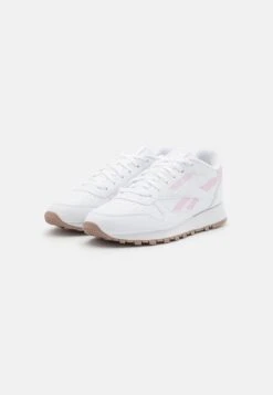 Reebok Classic Classic Vegan - Trainers - Footwear White/Pixel Pink/Taupe 10 Reebok Classic Classic Vegan - Trainers - Footwear White/Pixel Pink/Taupe -Stride Shop 97e5446d390d4fc68e29466fea552480