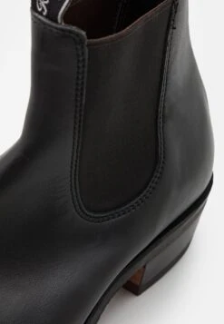 R. M. Williams Comfort Yearling Unisex - Classic Ankle Boots - Black -Stride Shop b8fefecf7ecf4845a3755ac9b71abf4a