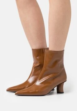 Pointed Curvy Boots - Classic Ankle Boots - Brown