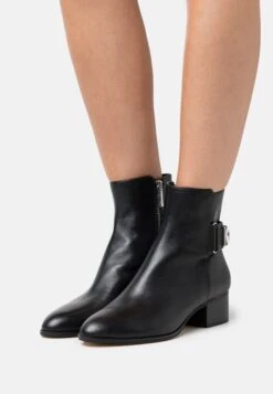 MICHAEL Michael Kors Madelyn Bootie - Classic Ankle Boots - Black