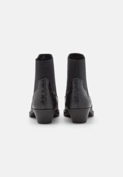 ONLY Shoes Onlbronco Short - Cowboy/Biker Ankle Boot - Black -Stride Shop f4eef3b7f2a24c7aab61a873d8858b28